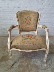 Старинное кресло с гобеленовой обивкой и резьбой код. BE4109122