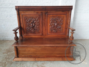 картинка Антикварная скамья в классическом стиле с цветочно-растительной резьбой салоне старинных вещей "Шебби" являющийся официальным дистрибьютором в России и Беларуси