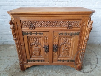 Антикварный дубовый комод в готическом стиле с тематической барельефной резьбой код. BE4096807