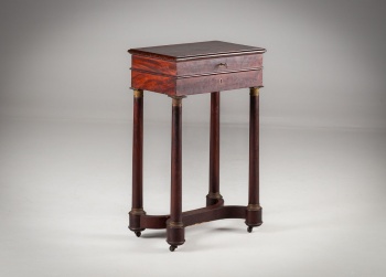 Антикварный швейный стол из красного дерева код. RM4147883