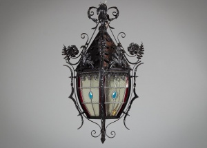 картинка Антикварный светильник из черного кованого металла салоне старинных вещей "Шебби" являющийся официальным дистрибьютором в России и Беларуси