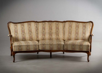 Старинная скамья в полосатой обивке с лаконичной резьбой на своде спинки и царге код. RM4165559