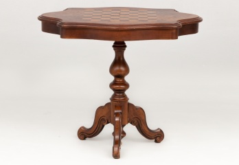 Старинный столик со столешницей, декорированной под шахматную доску код. RM4100146