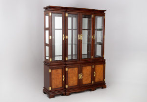 картинка Старинная витрина салоне старинных вещей "Шебби" являющийся официальным дистрибьютором в России и Беларуси