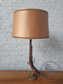 Антикварная настольная лампа на ножке в виде пистолета код. BE4125631