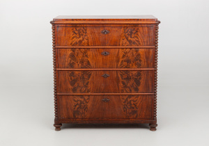 картинка Антикварный комод салоне старинных вещей "Шебби" являющийся официальным дистрибьютором в России и Беларуси