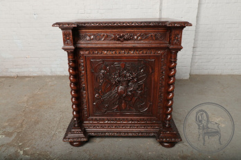 Антикварный комод из дуба в охотничьем стиле код. BE107508