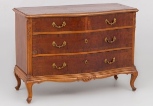 картинка Старинный комод из красного дерева салоне старинных вещей "Шебби" являющийся официальным дистрибьютором в России и Беларуси