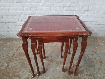 Набор старинных столиков из красного дерева код. BE4105746