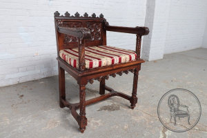 картинка Антикварное кресло салоне старинных вещей "Шебби" являющийся официальным дистрибьютором в России и Беларуси