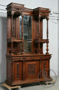 картинка Антикварный ореховый буфет с зеркалом салоне старинных вещей "Шебби" являющийся официальным дистрибьютором в России и Беларуси