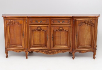 Старинный комод с маркетри, декорированный рельефной орнаментальной резьбой код. RM4100970