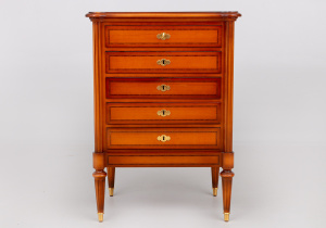 картинка Старинный комод салоне старинных вещей "Шебби" являющийся официальным дистрибьютором в России и Беларуси