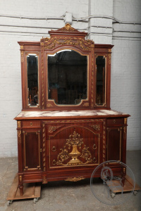 картинка Антикварный комод с зеркалом и резными накладными элементами салоне старинных вещей "Шебби" являющийся официальным дистрибьютором в России и Беларуси