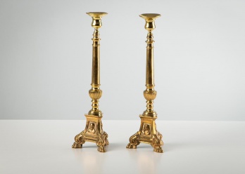 Старинные подсвечники (2 шт.) из латуни с ножками в виде лап код. RM4113541