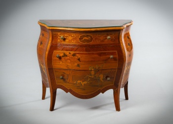 Старинный комод с маркетри с изображением сцен охоты код. RM4164418