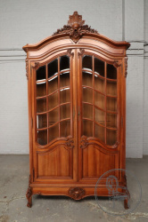 Антикварная витрина с навершием в виде стилизованной ракушки код. BE107279