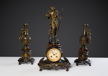 Антикварный каминный гарнитур, часы и пара ваз, выполнена знаменитым мастером Огюстом Моро (Auguste Moreau) код.&nbsp;RM4166034