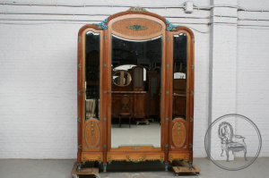 картинка Антикварный шкаф салоне старинных вещей "Шебби" являющийся официальным дистрибьютором в России и Беларуси