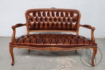 Старинная резная скамья с обивкой, отделанной каретной стяжкой код. BE4109131