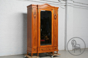 картинка Антикварный шкаф из красного дерева с медальонами и бронзовыми накладками салоне старинных вещей "Шебби" являющийся официальным дистрибьютором в России и Беларуси