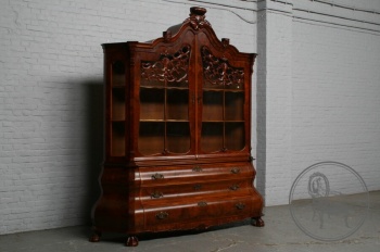 Старинная витрина из ореха с резной короной код. BE4097257