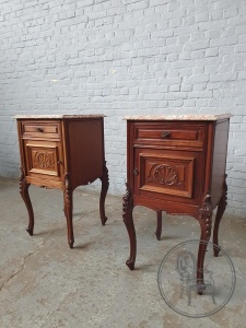 картинка Антикварные тумбочки (2 шт.) из красного дерева с мрамором салоне старинных вещей "Шебби" являющийся официальным дистрибьютором в России и Беларуси