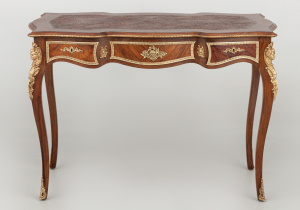 картинка Антикварный письменный стол салоне старинных вещей "Шебби" являющийся официальным дистрибьютором в России и Беларуси