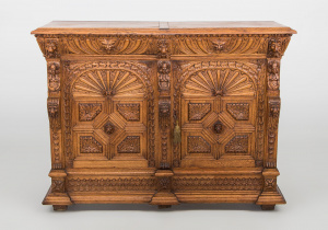 картинка Антикварный резной дубовый комод в мехельском стиле салоне старинных вещей "Шебби" являющийся официальным дистрибьютором в России и Беларуси