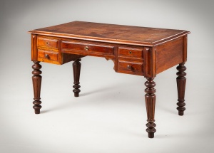 картинка Антикварный французский письменный стол из красного дерева салоне старинных вещей "Шебби" являющийся официальным дистрибьютором в России и Беларуси