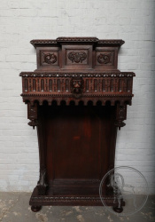 Антикварная консоль из дуба в готическом стиле с медальоном в виде головы льва код. BE107009