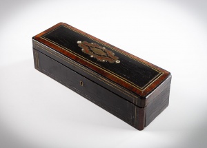 картинка Антикварный перчаточный ящик с инкрустацией латунью салоне старинных вещей "Шебби" являющийся официальным дистрибьютором в России и Беларуси