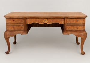 картинка Старинный письменный стол салоне старинных вещей "Шебби" являющийся официальным дистрибьютором в России и Беларуси