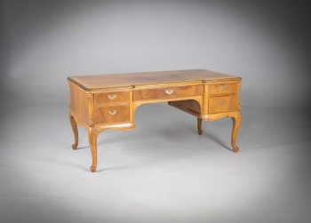 Старинный письменный стол с тумбами, декорированный резьбой код.&nbsp;RM4165767