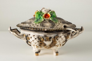 картинка Старинная супница с цветочной лепниной салоне старинных вещей "Шебби" являющийся официальным дистрибьютором в России и Беларуси