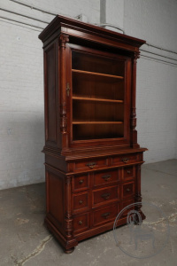 картинка Антикварный книжный шкаф из ореха в классическом стиле салоне старинных вещей "Шебби" являющийся официальным дистрибьютором в России и Беларуси