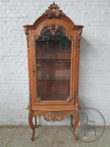 картинка Антикварная витрина с ножками кабриоль салоне старинных вещей "Шебби" являющийся официальным дистрибьютором в России и Беларуси