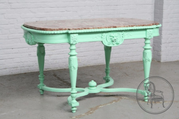 Антикварный столик с резным медальоном в виде головы льва код. BE6465