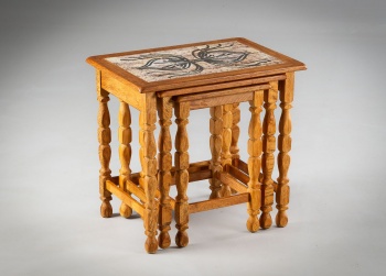 Старинные дубовые столики (3 шт.) с верхом их керамической плитки код. RM4150603