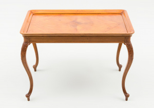 картинка Старинный столик салоне старинных вещей "Шебби" являющийся официальным дистрибьютором в России и Беларуси