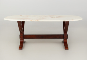 картинка Cтаринный столик салоне старинных вещей "Шебби" являющийся официальным дистрибьютором в России и Беларуси