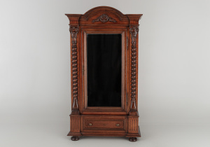 картинка Старинный шкаф салоне старинных вещей "Шебби" являющийся официальным дистрибьютором в России и Беларуси