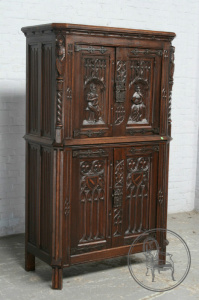 картинка Антикварный дубовый шкаф в готическом стиле с резьбой и металлическими элементами салоне старинных вещей "Шебби" являющийся официальным дистрибьютором в России и Беларуси