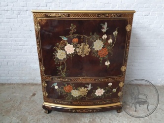 Старинный комод в восточном стиле с ручной росписью в виде цветов и птиц и латунными накладками код. BE4096830