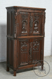 Антикварный дубовый шкаф в готическом стиле с резьбой и металлическими элементами код. BE107379