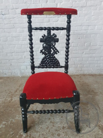 Антикварный готический стул с тематической резьбой код. BE3259554