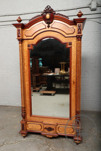 картинка Антикварный платяной шкаф из красного дерева и клена "Птичий глаз" салоне старинных вещей "Шебби" являющийся официальным дистрибьютором в России и Беларуси