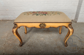 Старинная ореховая скамейка с гобеленом код. BE107123