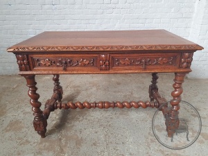 картинка Антикварный дубовый письменный стол с витыми ножками салоне старинных вещей "Шебби" являющийся официальным дистрибьютором в России и Беларуси