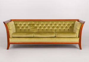 картинка Старинная софа салоне старинных вещей "Шебби" являющийся официальным дистрибьютором в России и Беларуси